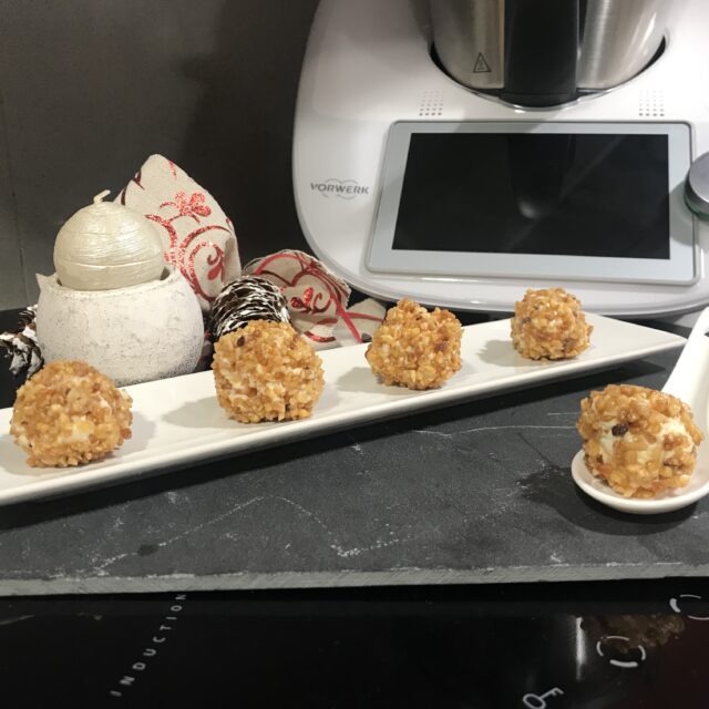 Bombón de queso con crujiente de almendra tostada